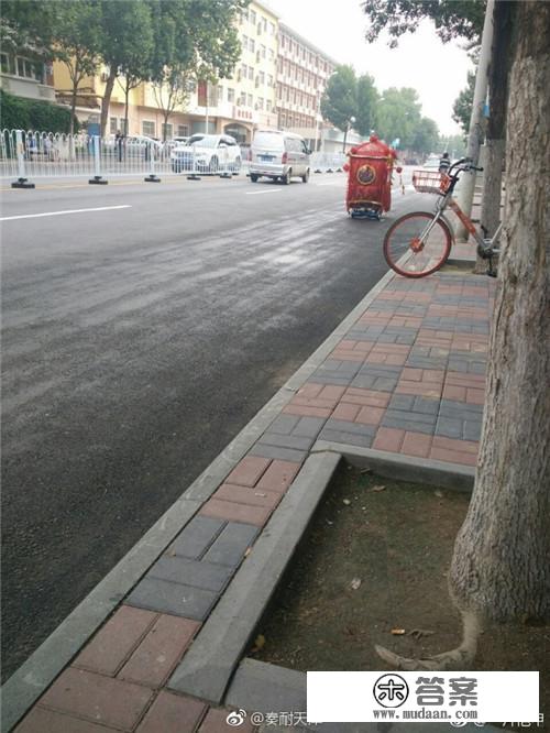 “一只行走的红轿子”惊现津城 要是大晚上看见会被吓哭！