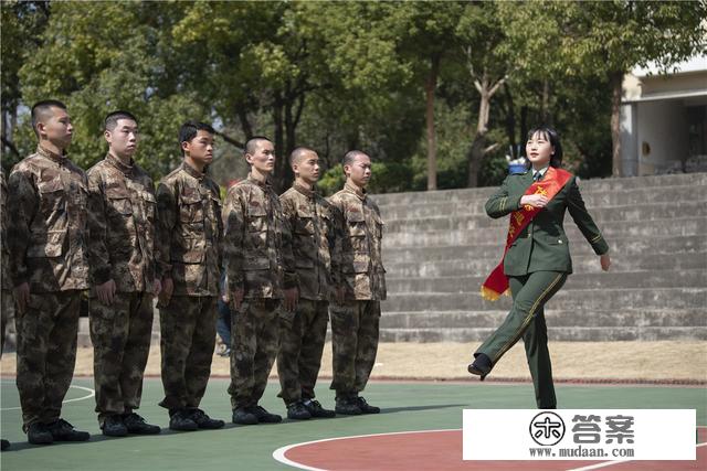 优秀退役女兵走进训练基地与应征青年开展经验交流活动