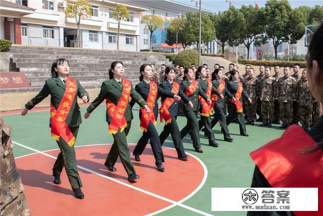 优秀退役女兵走进训练基地与应征青年开展经验交流活动