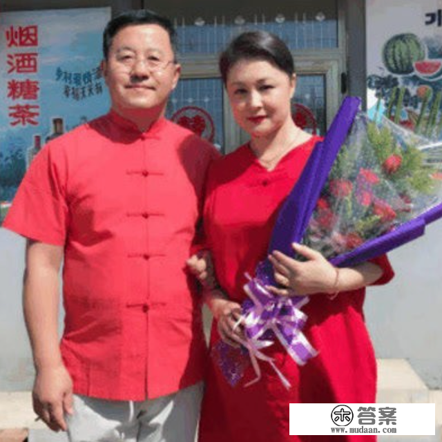 王小宝：和原配离婚后，再婚娶小19岁的妻子，成人生赢家