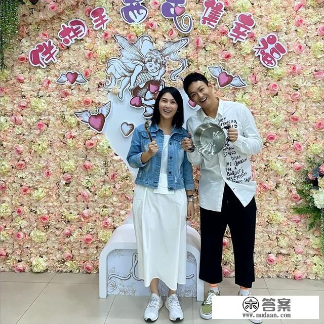 棒棒堂威廉宣布结婚！与老婆玫瑰墙前甜蜜合影，女方否认怀孕