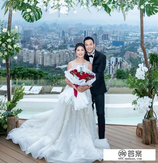 棒棒堂威廉宣布结婚！与老婆玫瑰墙前甜蜜合影，女方否认怀孕