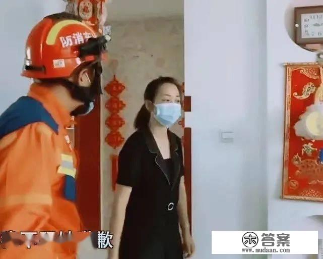 13岁女儿吵架要跳楼，妈妈抱着膀子不吭声 ，救援人员：我一句句教你道歉！