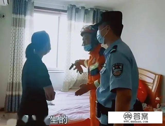 13岁女儿吵架要跳楼，妈妈抱着膀子不吭声 ，救援人员：我一句句教你道歉！