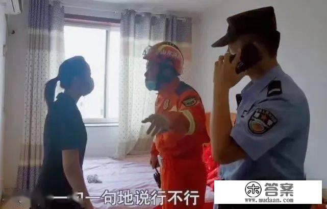 13岁女儿吵架要跳楼，妈妈抱着膀子不吭声 ，救援人员：我一句句教你道歉！