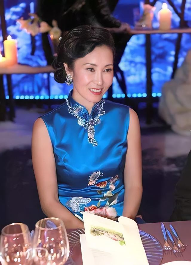 林宁：王健林背后的女人，为夫还债2000多亿，助万达起死回生