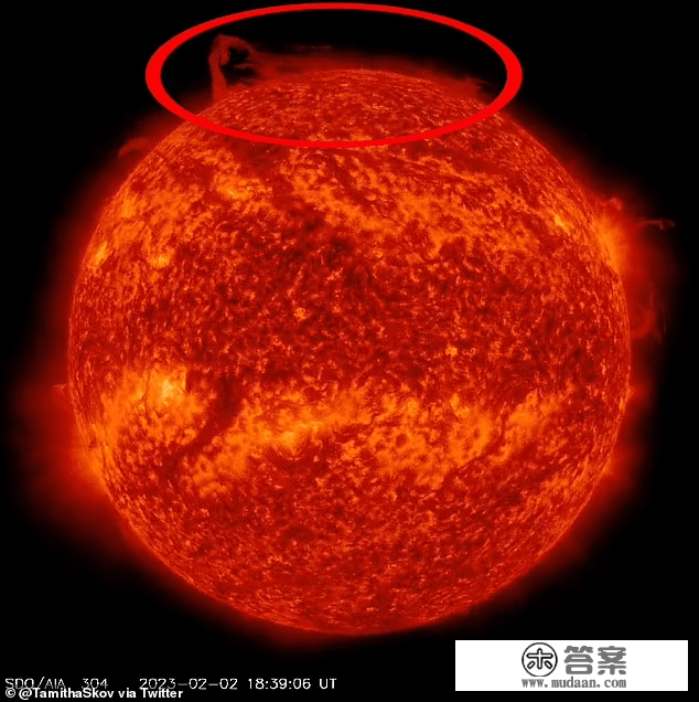 NASA拍到太阳北极一块断裂脱落，史无前例的事务令人猜疑