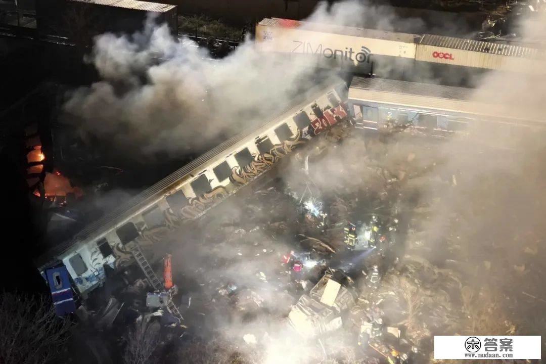 突发，那里2列火车相碰！已致26人灭亡！变乱现场→