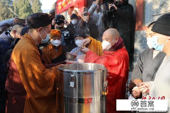 腊八节：少林寺施“少林五行腊八粥”、赠“福”字