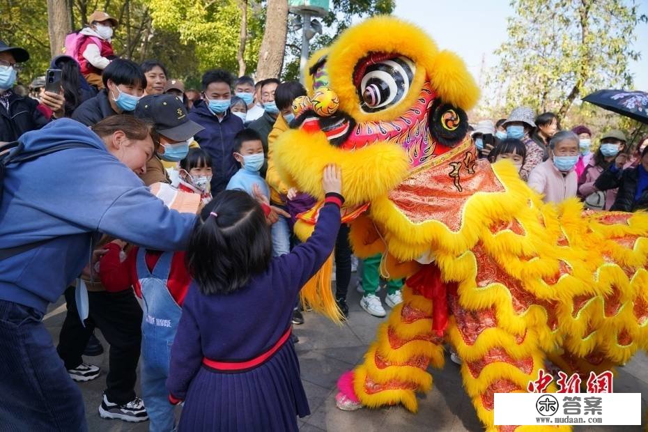 云南昆明：狮舞龙腾庆新春