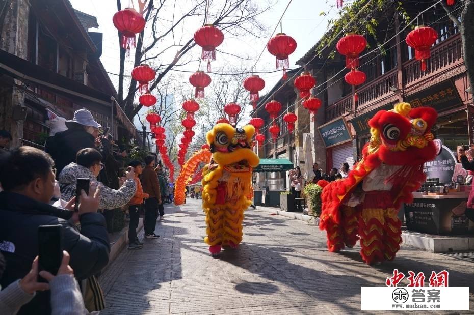 云南昆明：狮舞龙腾庆新春