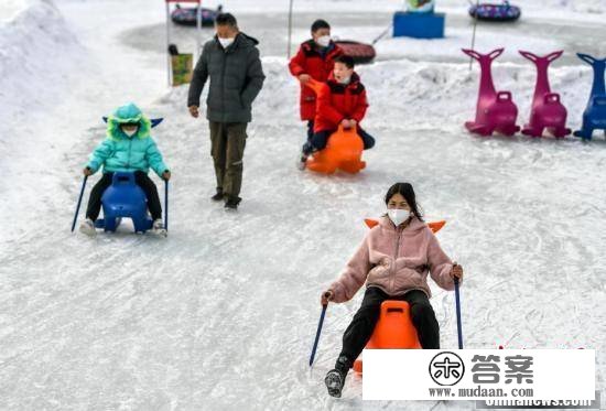 乌鲁木齐：冰雪欢乐谷吸引市民体验冰雪运动