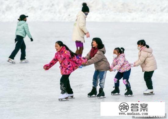 乌鲁木齐：冰雪欢乐谷吸引市民体验冰雪运动