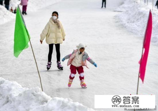 乌鲁木齐：冰雪欢乐谷吸引市民体验冰雪运动