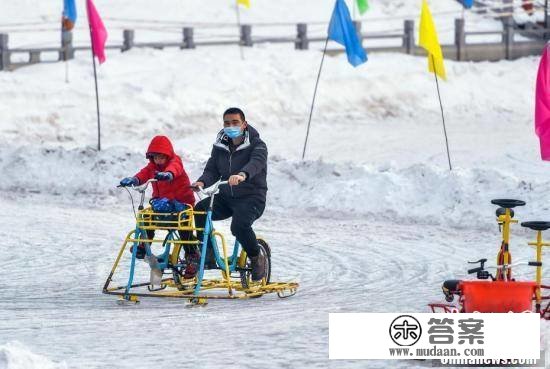 乌鲁木齐：冰雪欢乐谷吸引市民体验冰雪运动