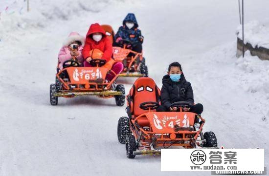 乌鲁木齐：冰雪欢乐谷吸引市民体验冰雪运动