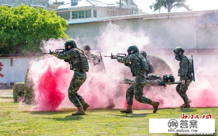 广西北海武警特战队员开展多课目综合练习训练