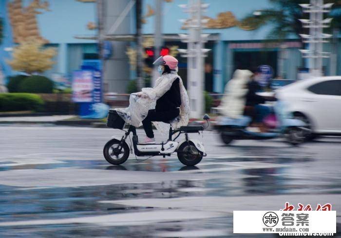 广西北海雨雾缭绕 公众着雨具出行