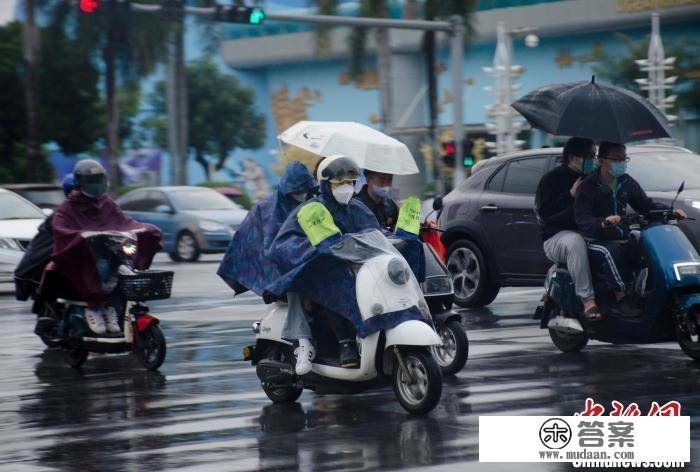 广西北海雨雾缭绕 公众着雨具出行