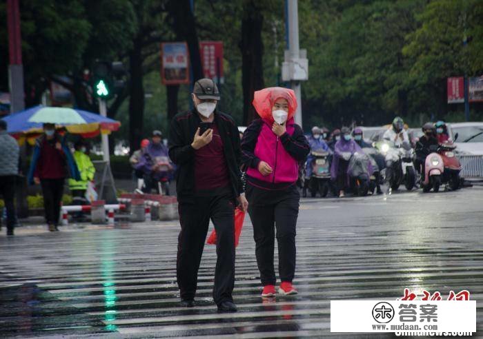 广西北海雨雾缭绕 公众着雨具出行