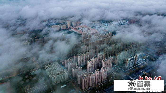 广西北海雨雾缭绕 公众着雨具出行