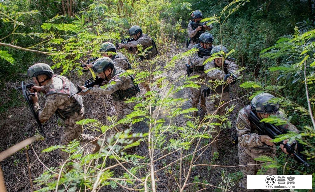 广西北海：武警开展实战化山林地反恐练习训练