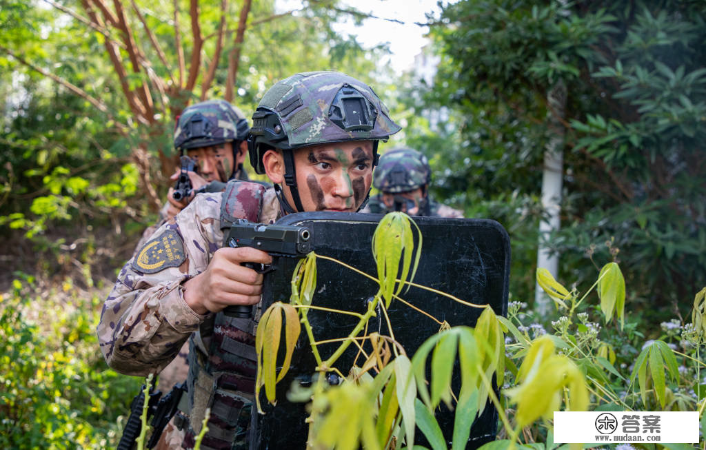 广西北海：武警开展实战化山林地反恐练习训练