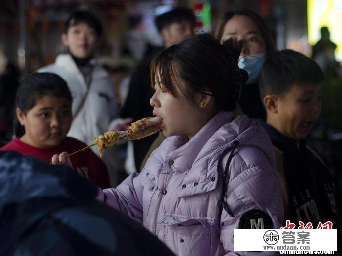 （新春走下层）广西北海侨港镇新春特色美食吸引旅客