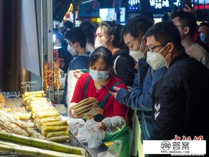 （新春走下层）广西北海侨港镇新春特色美食吸引旅客