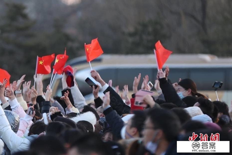 北京天安门广场举行元旦升旗仪式