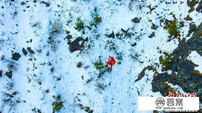 云南大理丛林消防登“苍山十九峰” 开展冬季练兵