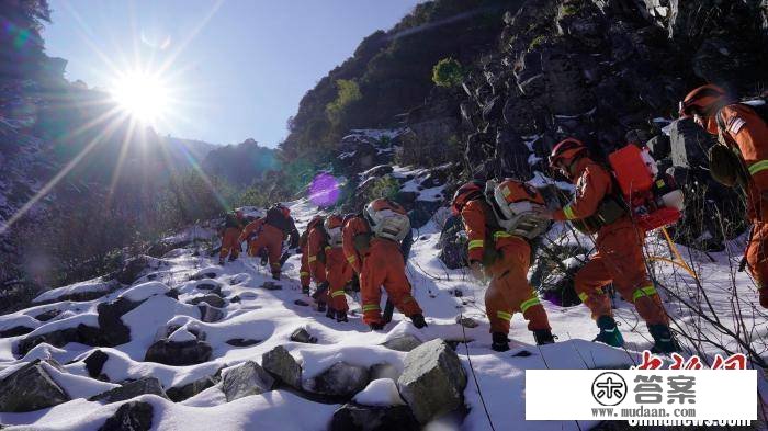 云南大理丛林消防登“苍山十九峰” 开展冬季练兵