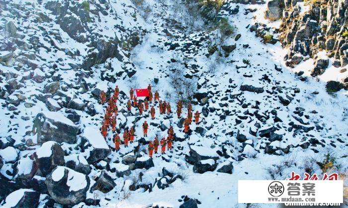 云南大理丛林消防登“苍山十九峰” 开展冬季练兵