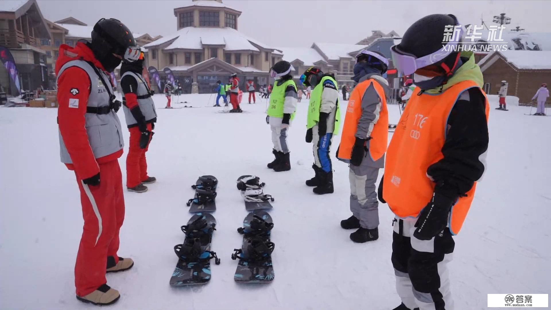 和新华社记者一路来长白山打卡新雪季