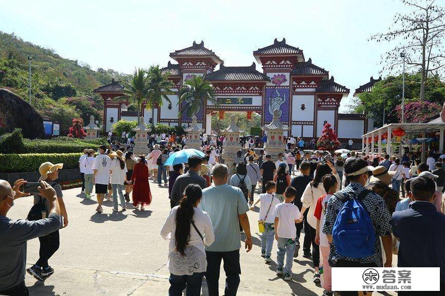 三亚旅游迎来客流顶峰 南山新春祈福游炽热