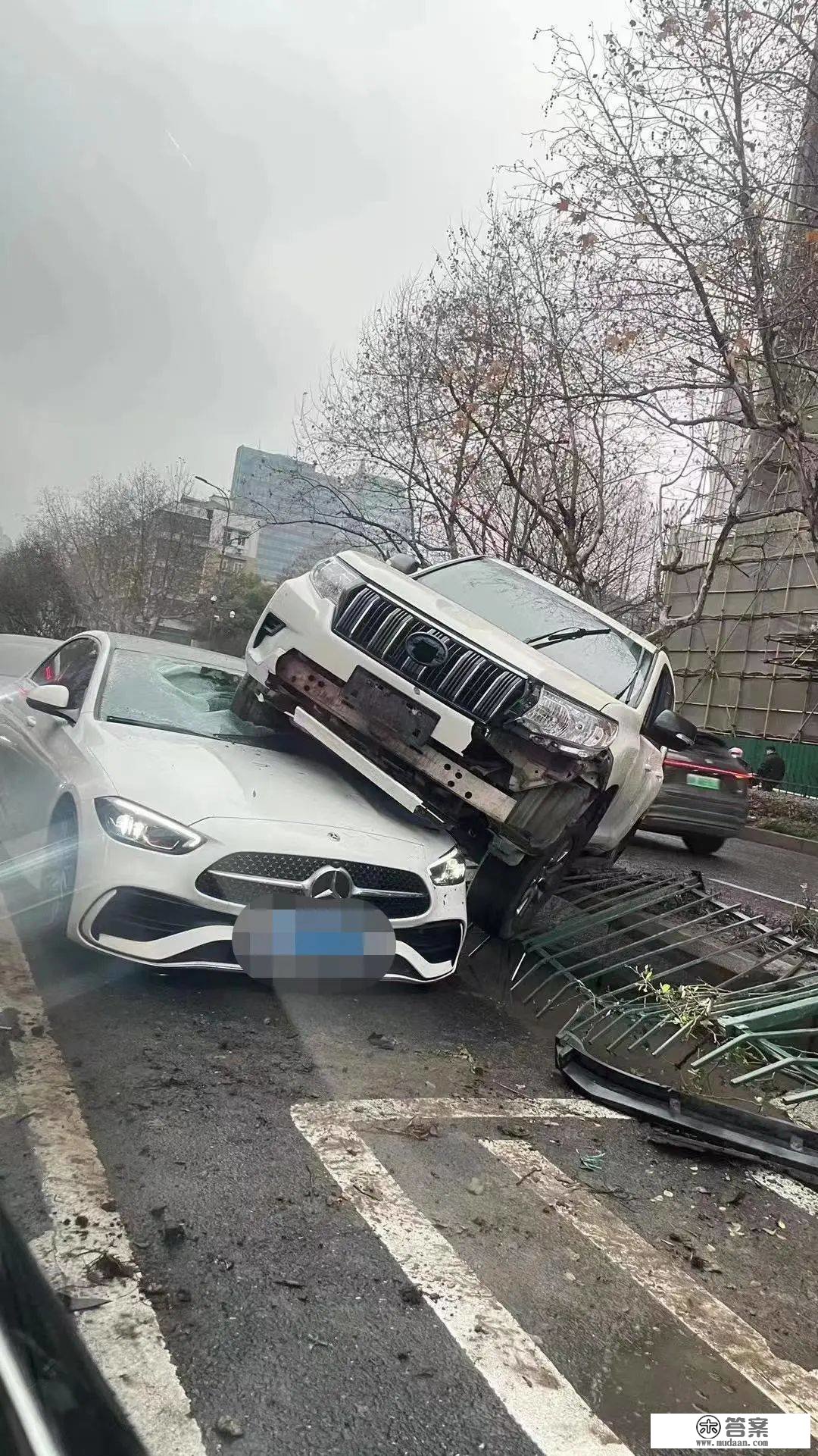 ​突发！杭州闹市一辆SUV骑上隔离带，压上奔跑车！