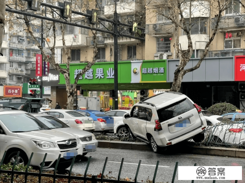 ​突发！杭州闹市一辆SUV骑上隔离带，压上奔跑车！