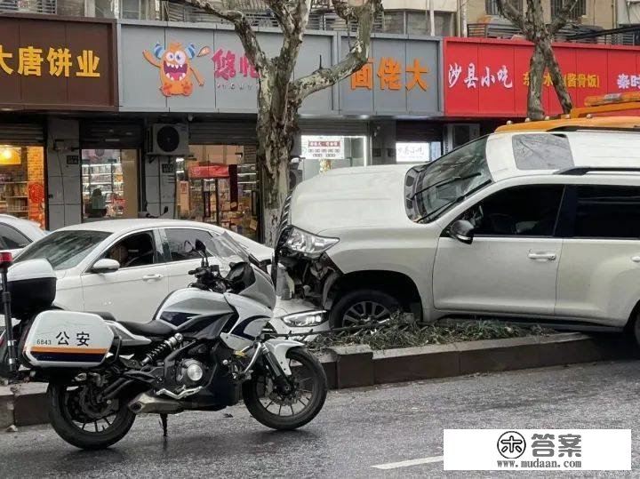 ​突发！杭州闹市一辆SUV骑上隔离带，压上奔跑车！