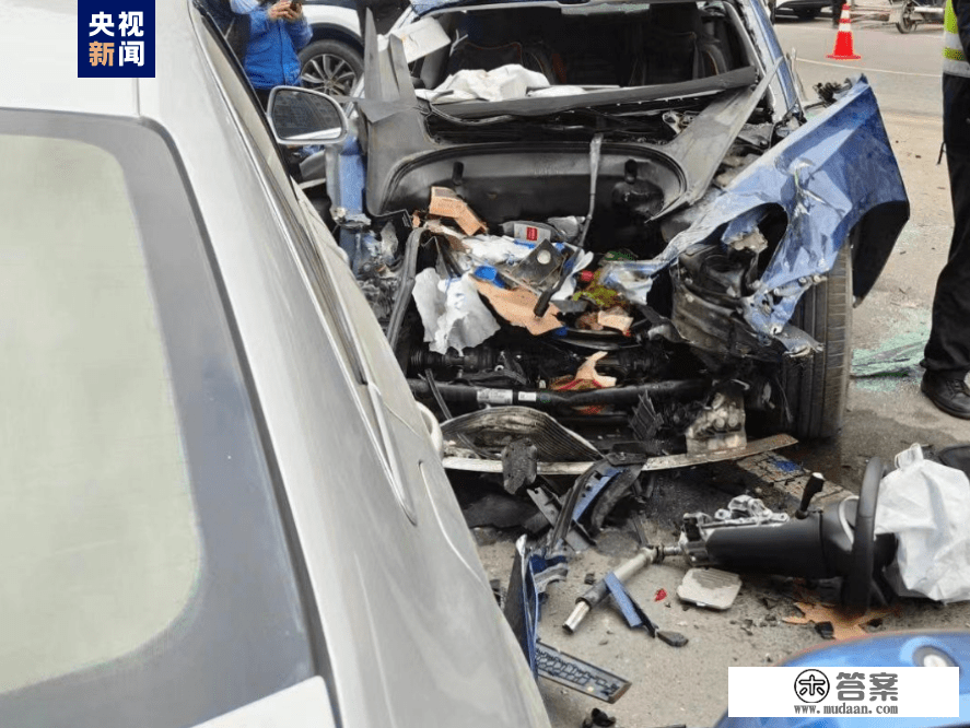 浙江温州一电动汽车失控碰上公交车 暂无人员灭亡