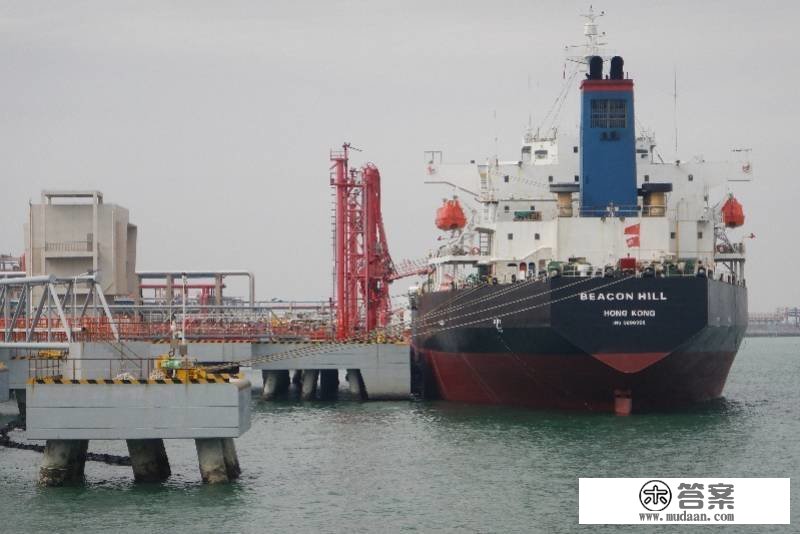 湛江本年首艘供港98号汽油船出港！可供近两万辆车一年利用