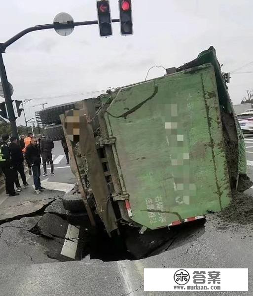 路面塌陷 路过大型车侧翻