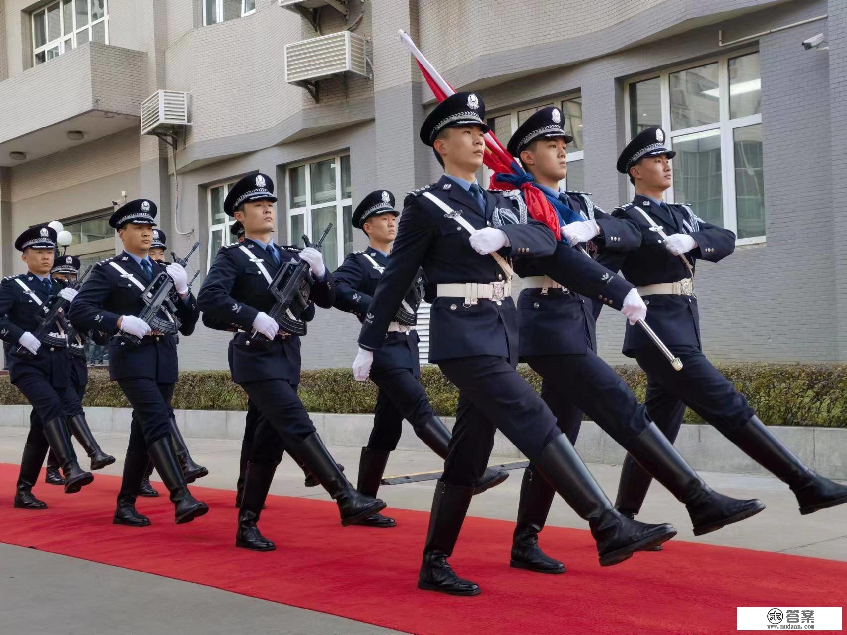 升警旗，温誓词！河南警方庆贺中国人民差人节