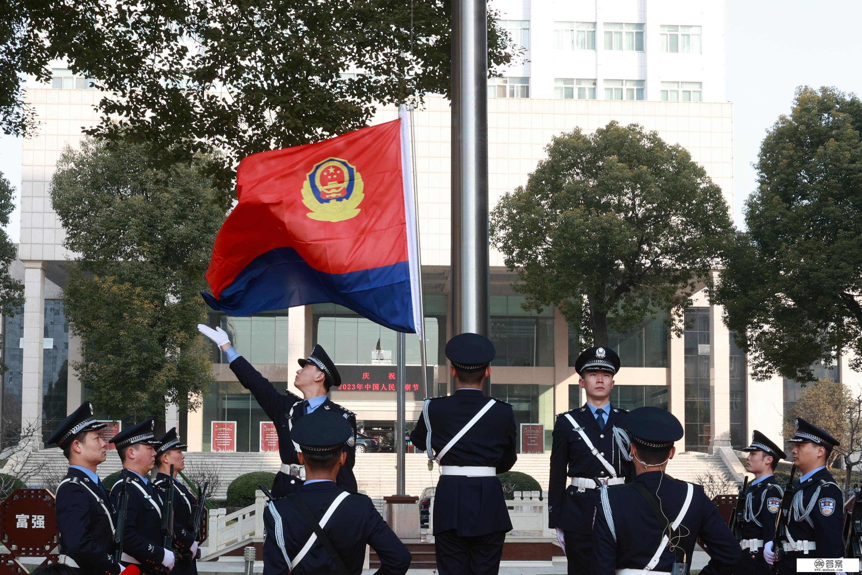 升警旗，温誓词！河南警方庆贺中国人民差人节