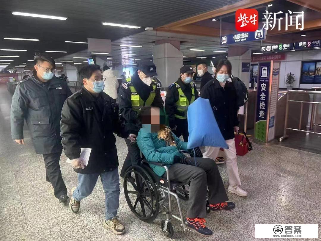 乘客突发疾病 南京地铁民警伸援手