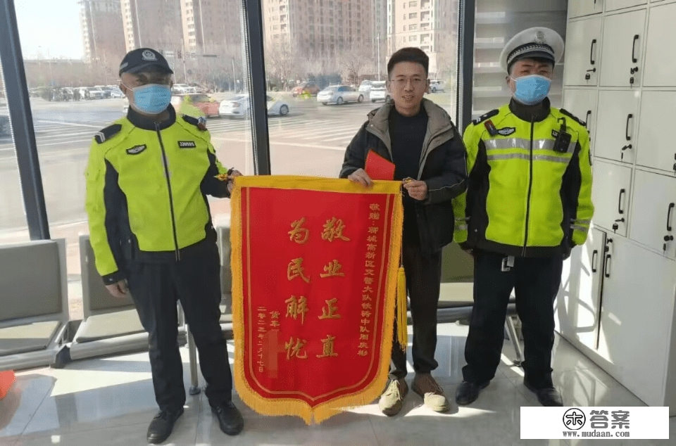 价值上万元的纱窗从车上掉落，聊城执勤交警看到后……