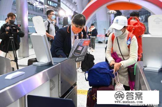 广深港高铁香港段恢复通车 香港旅客前去深圳北及广州东