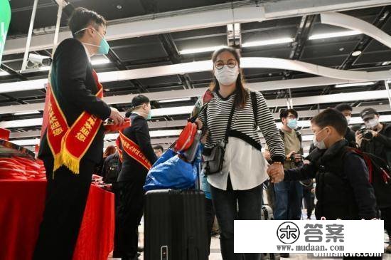 广深港高铁香港段恢复通车 香港旅客前去深圳北及广州东