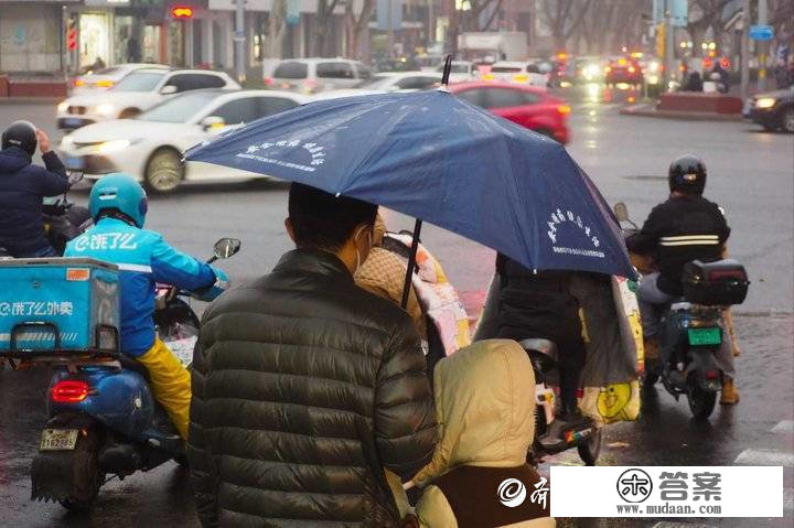 济南新年第一场雨雪降临！陌头一片彩色世界