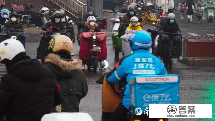 济南新年第一场雨雪降临！陌头一片彩色世界