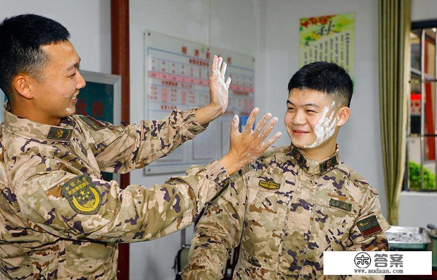 军民同乐庆佳节：“兵妈妈”陪官兵一路“闹”元宵